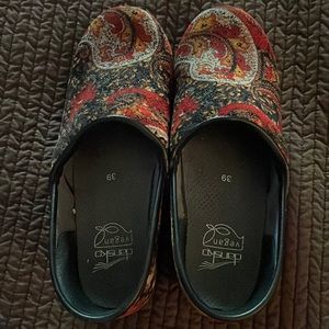 Dansko Womens dressy clogs in paisley (black-red-gray pattern. Size 39.